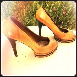 Free press!! adorable distressed tan & brown heels